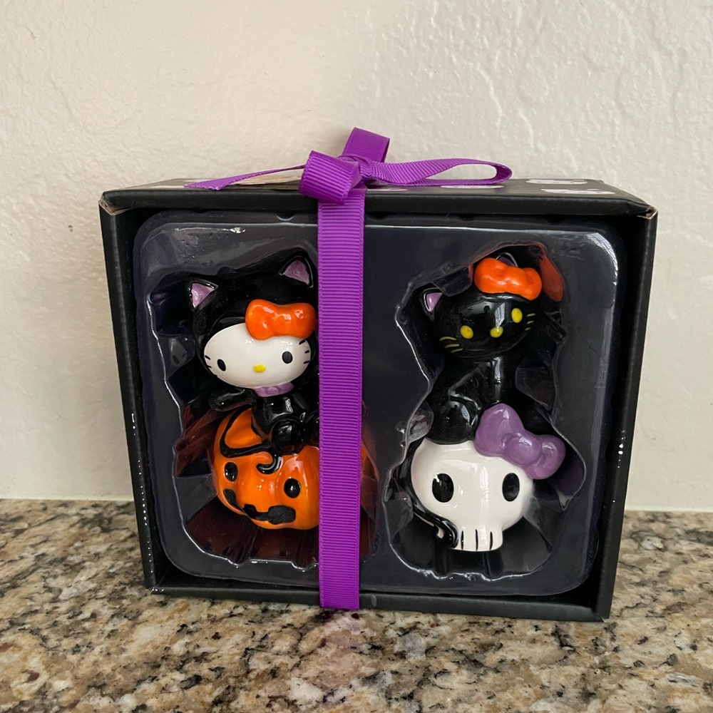 Hello Kitty Sanrio Halloween Salt and Pepper Shakers NIB Cat Pumpkin‎ Skull Set